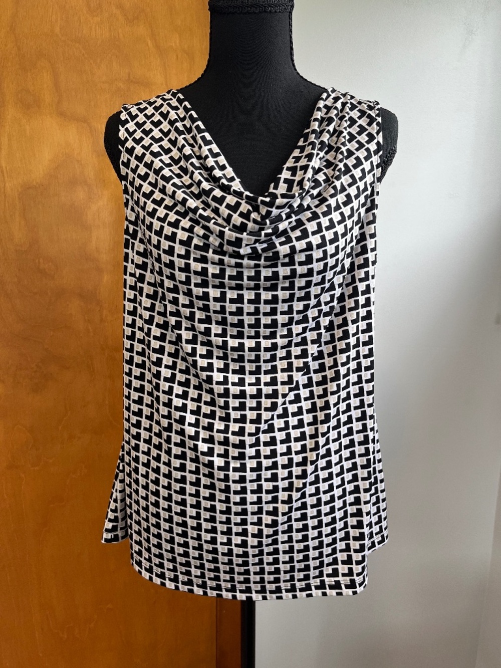Liz Claiborne Sleeveless Top sz L Career Office Lightweight Summer Neutral